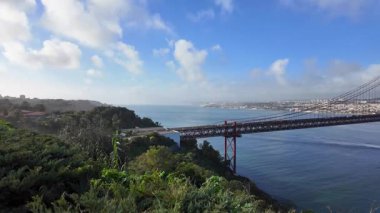 Lizbon 'daki ikonik kırmızı asma köprü, ünlü gezi ve gezi yeri.