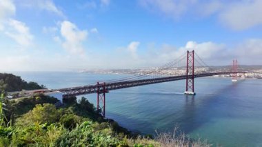 Lizbon 'daki 25. Abril Köprüsü' nün ihtişamlı şehir manzarası, seyahat ilhamı