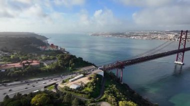 Portekiz 'deki 25. Abril Köprüsü manzaralı nehir manzaralı, ünlü manzara manzaralı.