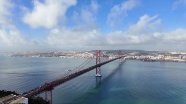 25 de Abril Köprüsü, turizm geçmişiyle nefes kesici Lizbon silüeti