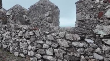 Ortaçağ kalesi sisli ormanın derinliklerinde, seyahat güzergahı, suç öyküsü.