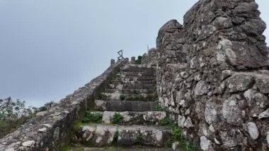 Sintra 'da eski kale kalıntıları olan sisli bir orman, seyahat atmosferi, suç mahalli görüntüleri.