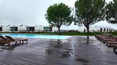 Beş yıldızlı tatil beldesinde güneşli havuz kenarında