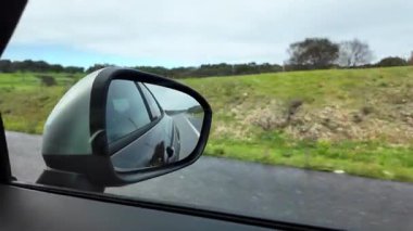 Önünde dağlar olan pitoresk bir otoyolda seyahat ediyorum.