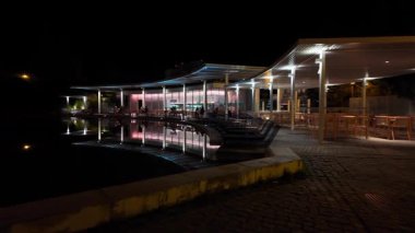 Lizbon halk parkında bir gölün kenarında aydınlık bir kafe.