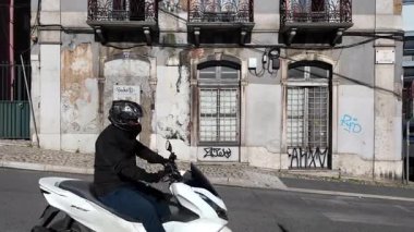 Turistlerin ünlü sitelerin ve Portekiz seyahat videolarının fotoğraflarını çektiği tarihi Avrupa kenti Lizbon