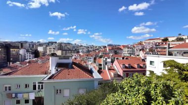 Lizbon şehrinin Alfama, Portekiz 'deki çatılarının geniş açılı görüntüsü.
