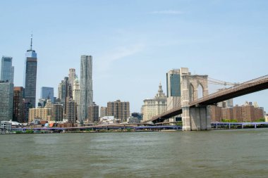 Brooklyn Köprüsü ve Manhattan gökyüzü güneşli bir günde.