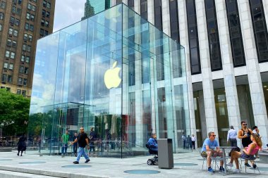 5. Cadde, New York, Manhattan 'daki Apple Store..