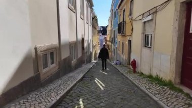 Mutlu turistlerin güneş ışığında tarihi Lizbon manzaraları