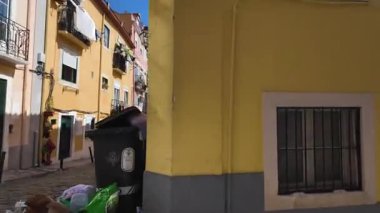 Güneşli evleri ve turistleri olan klasik Lizbon sokağı