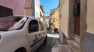 Geleneksel mimarisi ve güneşli havasıyla Lizbon sokak yaşamı