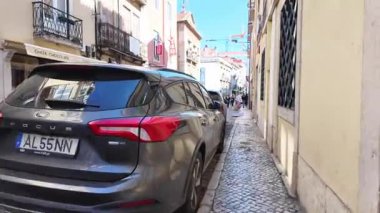 Yerel halk ve turistler açık bir günde Lizbon 'da yürüyorlar.