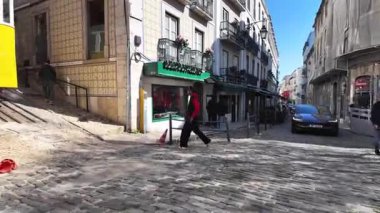 Lizbon 'daki insanlar güneşli yollarda büyüleyici eski yolları keşfediyorlar