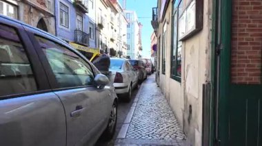 Güneşli gökyüzü olan klasik muhitte Lizbon turizmi