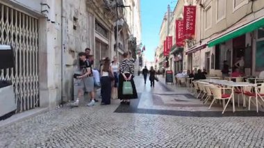 Lizbon mimarisi ve turistler yerel güzelliğin tadını çıkarıyor
