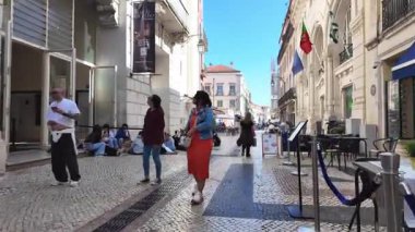 Lizbon 'da aydınlık bir gün. Gezginler eski yolları keşfediyor.