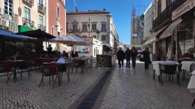 Lizbon 'da yerli ve turistlerin yaşadığı eski Portekiz kasabası