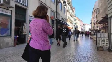 Sıcak güneşli bir günde turistlerle Lizbon 'daki sokak hayatı