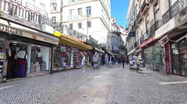 Tarihi binalar ve berrak gökyüzü ile otantik Lizbon yürüyüşü
