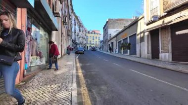 Kalabalık Lizbon 'un eski çeyreğinin tadını çıkarıyor