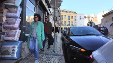 Lizbon sokak manzaralı yerel cazibeyi keşfeden ziyaretçiler