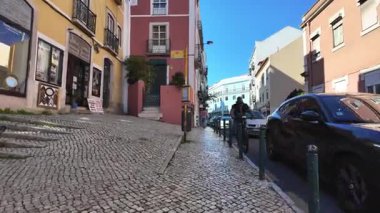 Lizbon 'da neşeli turistlerin olduğu güneşli şehir manzarası