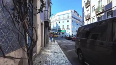 Mavi gökyüzü ve gezgin gezginleri olan eski Lizbon evleri