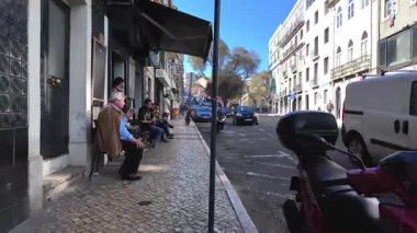 Lizbon Portekiz tarihi caddelerinde turistler ve geleneksel binalar