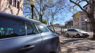 İnsanlar Lizbon 'u ziyaret ediyor. Dar tarihi yollarda yürüyorlar.