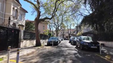 Ziyaretçilerle güneşli bir yolculuk günü Lizbon 'da eski daireler ve eski moda duvarlarda geziniyor.