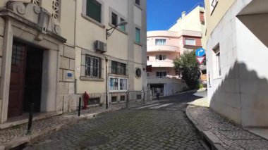 Lizbon tarihi bölgesi, kaldırım taşı sokakları ve açık bir günde insanların gezdiği yerler.