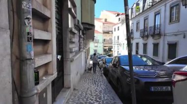 Portekiz 'de tarihi Lizbon geçidinde eski mimariyle çevrili bir kalabalık var.