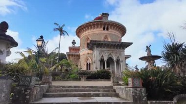 Bereketli yeşil bahçe ve güneşli bir günde Sintra Portekiz 'deki Monserrate Sarayı' nın egzotik mimarisi.