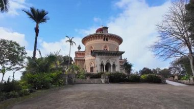 Sintra Portekiz 'deki güzel tarihi saray ve tropikal park mavi gökyüzü ve güneş ışığıyla