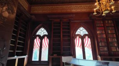 İslami etkiye, çiçeklere ve kemerlere sahip ünlü Sintra simgesi.