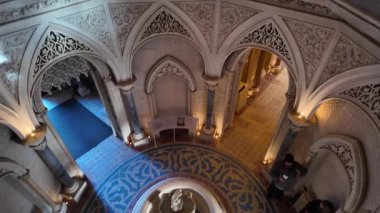 Monserrate Sarayı 'nın taştan sütunları, sıcak tonları ve güneş ışığıyla kraliyet iç mimarisi.