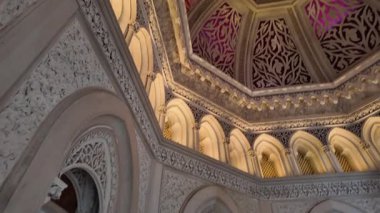 Sintra 'daki tarihi saray koridorunda oyulmuş kemerler ve detaylı Fas mimarisi var.