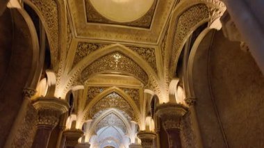 Sintra 'daki zarif saray odası. Ayrıntılı tavan, kemerli kapılar ve tarihi dekorlar.