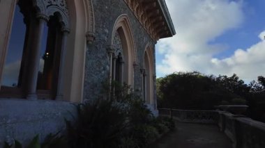 Monserrate Sarayı bahçe manzaralı kemerler ve egzotik ağaçlar ılık doğal ışıkta