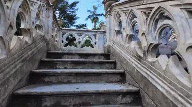 Açık bir günde Sintra Portekiz 'de tropik bahçe ve tarihi saray mimarisi