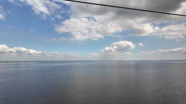 Lizbon 'da nehir üzerinde manzara yolculuğu. Bulutlu hava. Milletler Parkı' ndaki kulübeden görüldü.