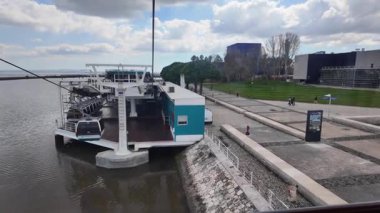 Lizbon 'daki Tagus Nehri' nin yukarısındaki hava manzarası. Expo Park 'ta bulutlu bir gün ve modern gökyüzü çizgisi.