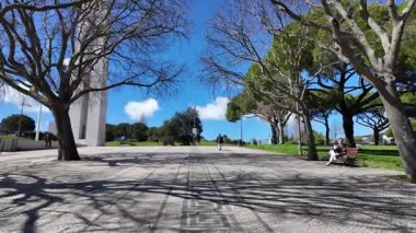 Yeşil parkta yürüyüş yolu, Avrupa şehir turizmi POV klibi