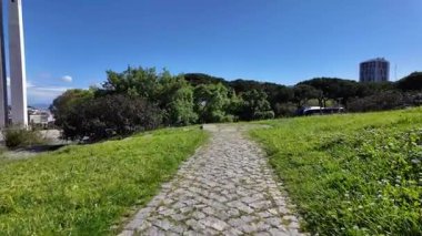 Avrupa 'da yeşil park yolunda yürüyen ilk kişi, barışçıl doğa yolculuğu sahnesi