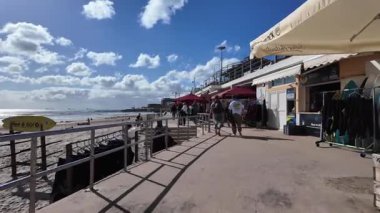 POV videosu Atlantik sahili Avrupa tatilinde deniz kenarına doğru yürüyor