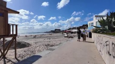 Avrupa tatil kavramında okyanus dalgaları yakınındaki ilk sahil manzarası