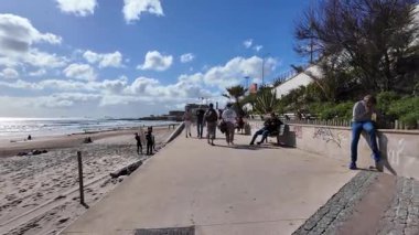 Avrupa kıyı plaj yolu deniz köpüğü dalgaları ve güneşli gökyüzü ile yürür