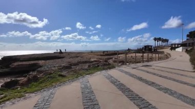 POV adım adım Avrupa sahili boyunca dalgalar ve gökyüzü