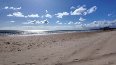 Avrupa 'da rahat okyanus yürüyüşü birinci şahıs plaj seyahati video konsepti